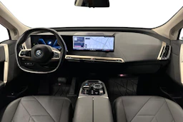 harmaa BMW iX 2023 kuva 7.