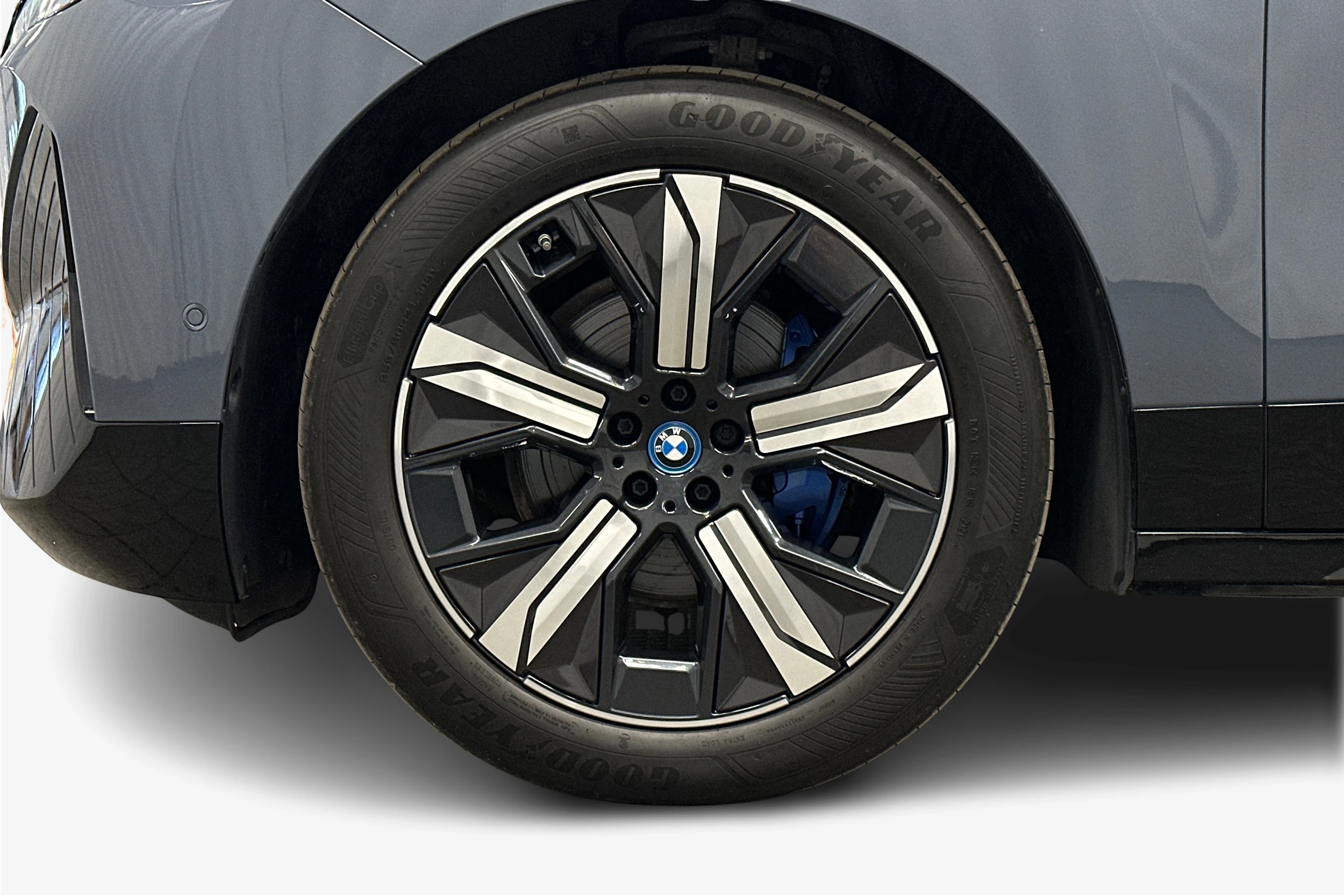 harmaa BMW iX 2023 kuva 9.