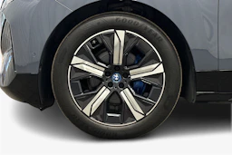 harmaa BMW iX 2023 kuva 9.