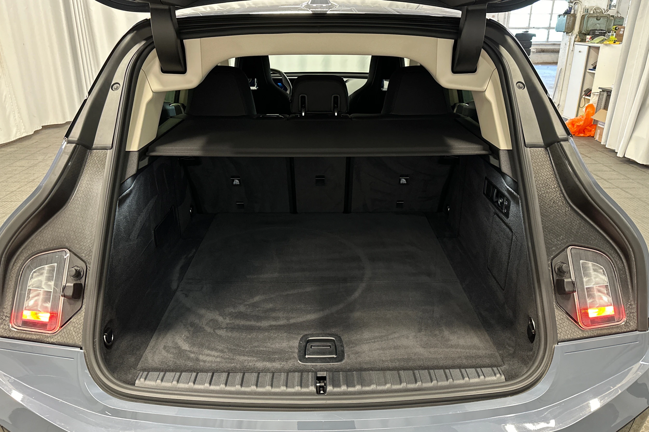 harmaa BMW iX 2023 kuva 11.