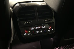 harmaa BMW iX 2023 kuva 14.