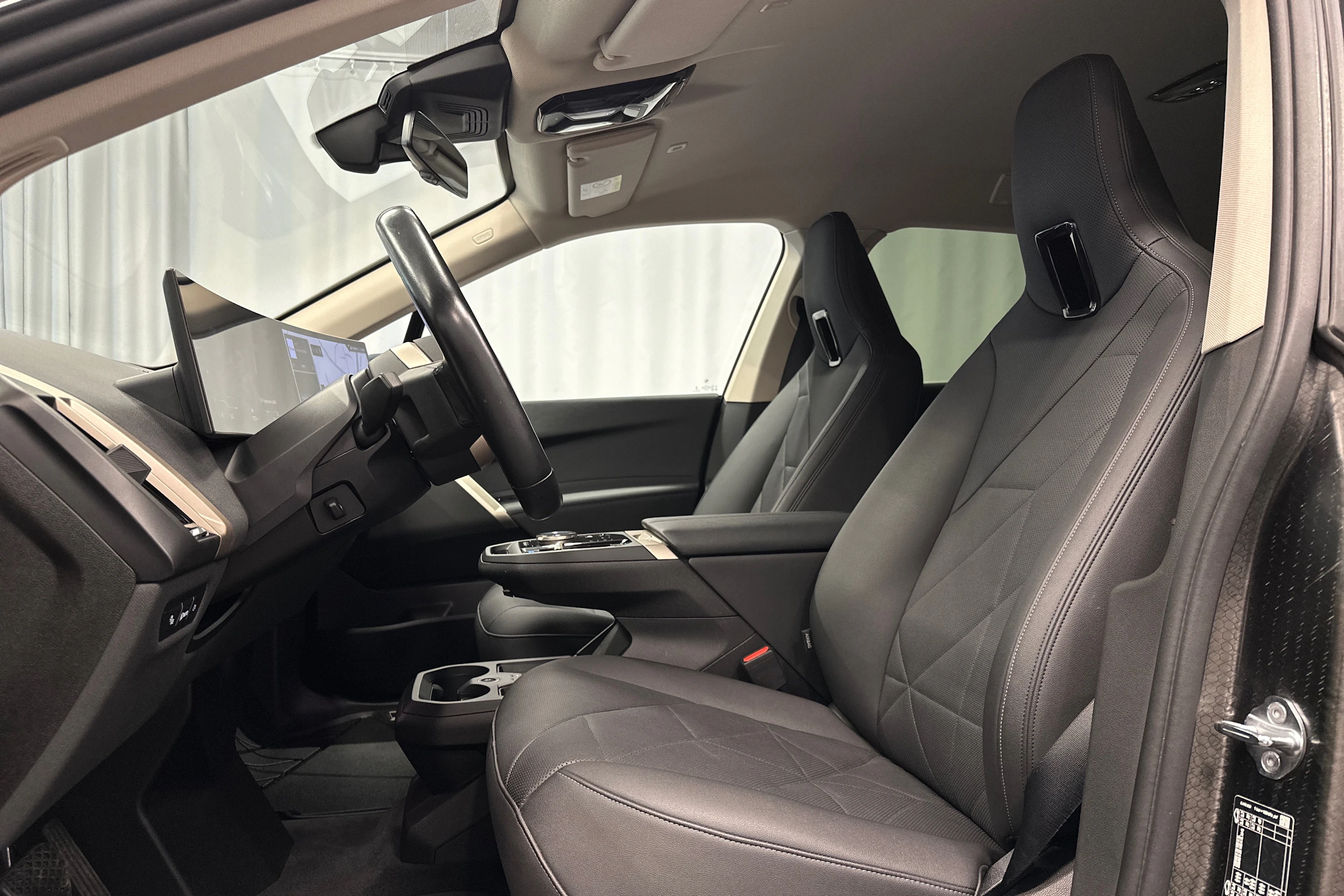 harmaa BMW iX 2023 kuva 15.