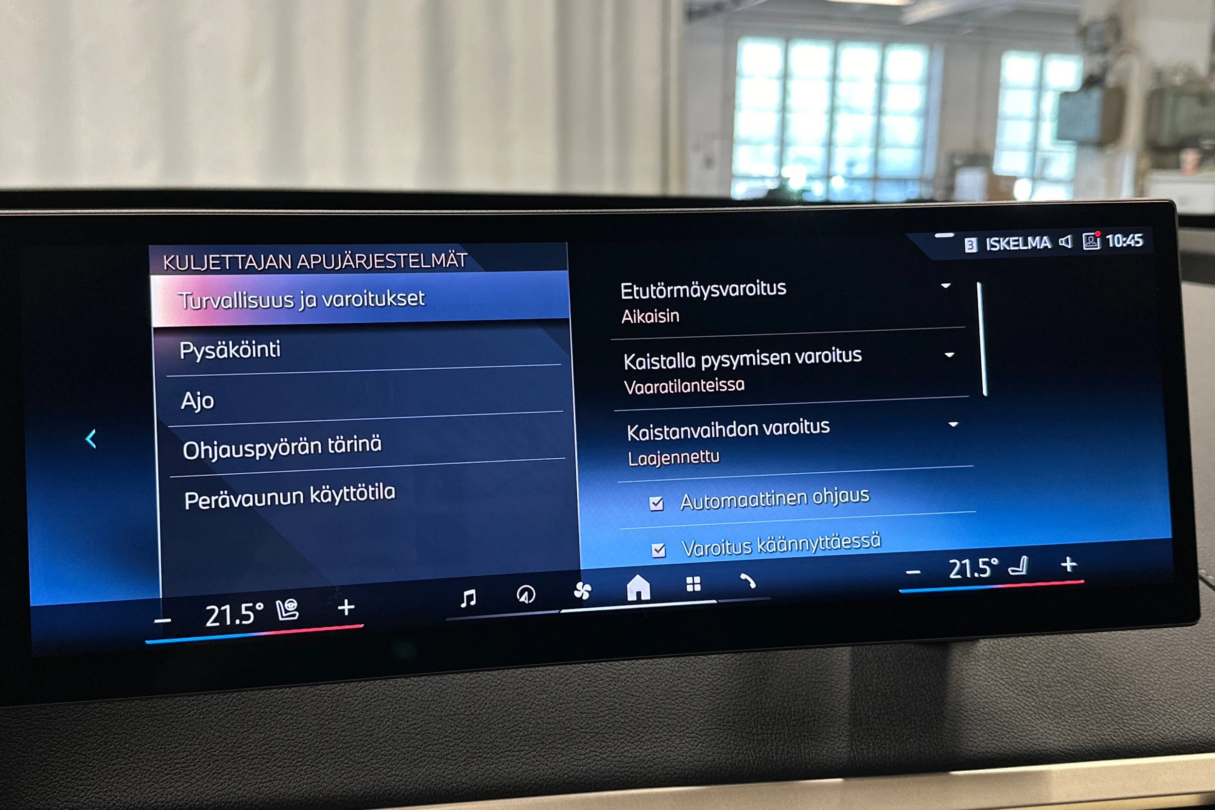 harmaa BMW iX 2023 kuva 26.