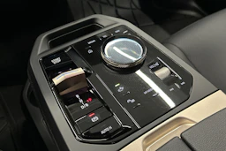 harmaa BMW iX 2023 kuva 35.