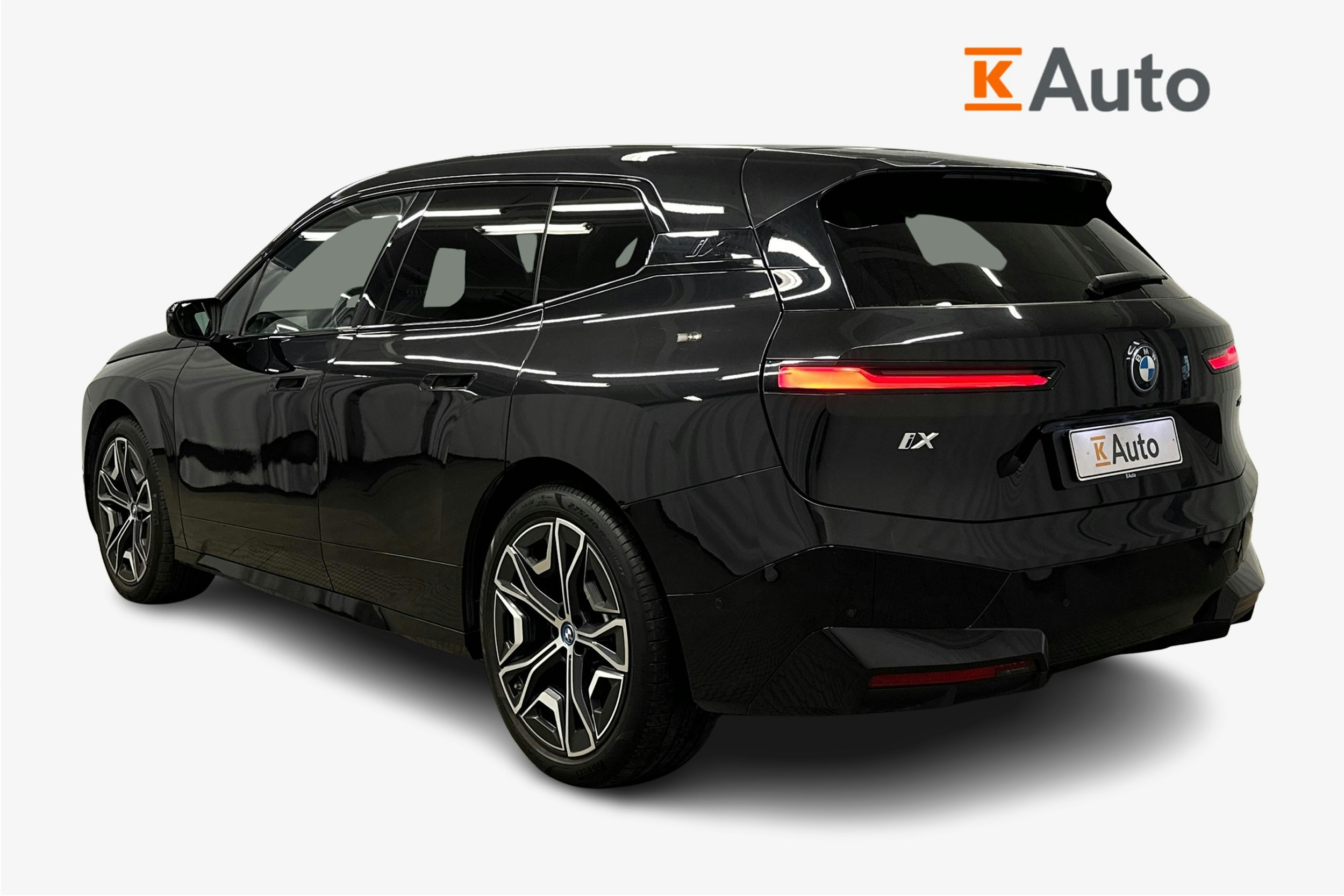 musta BMW iX 2023 kuva 2.