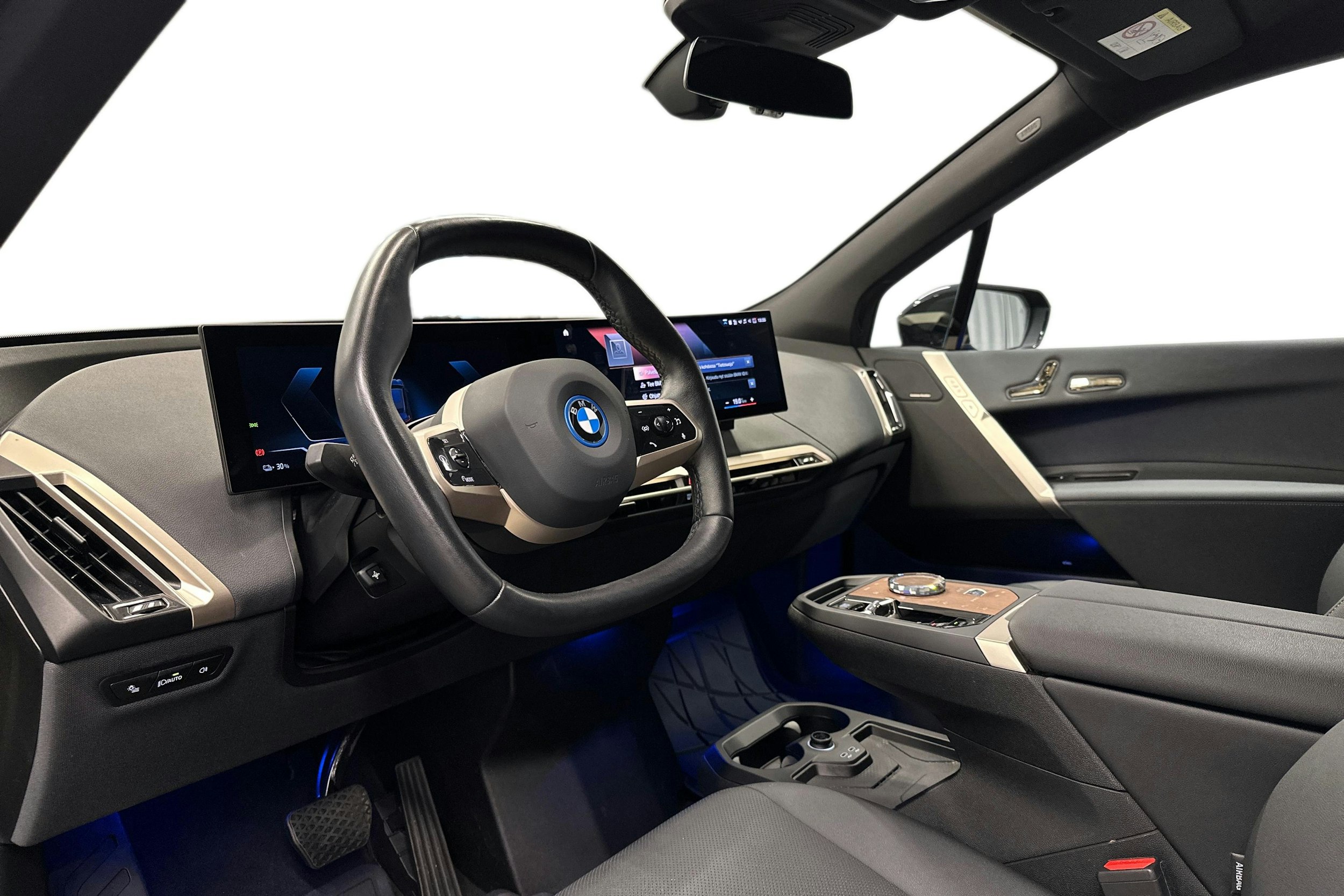 musta BMW iX 2023 kuva 3.