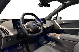 musta BMW iX 2023 kuva 3.