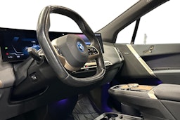 harmaa BMW iX 2023 kuva 3.