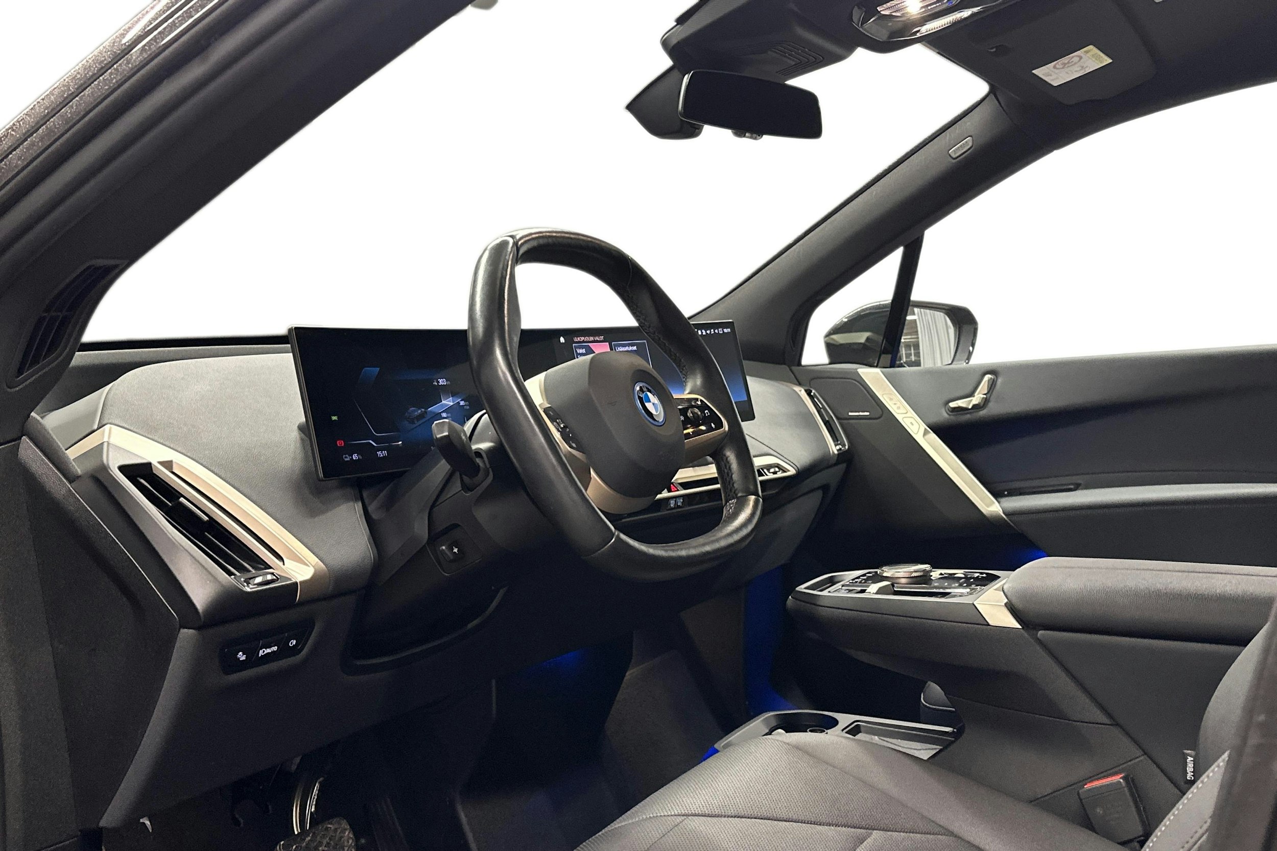 musta BMW iX 2023 kuva 3.