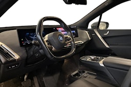 musta BMW iX 2023 kuva 3.