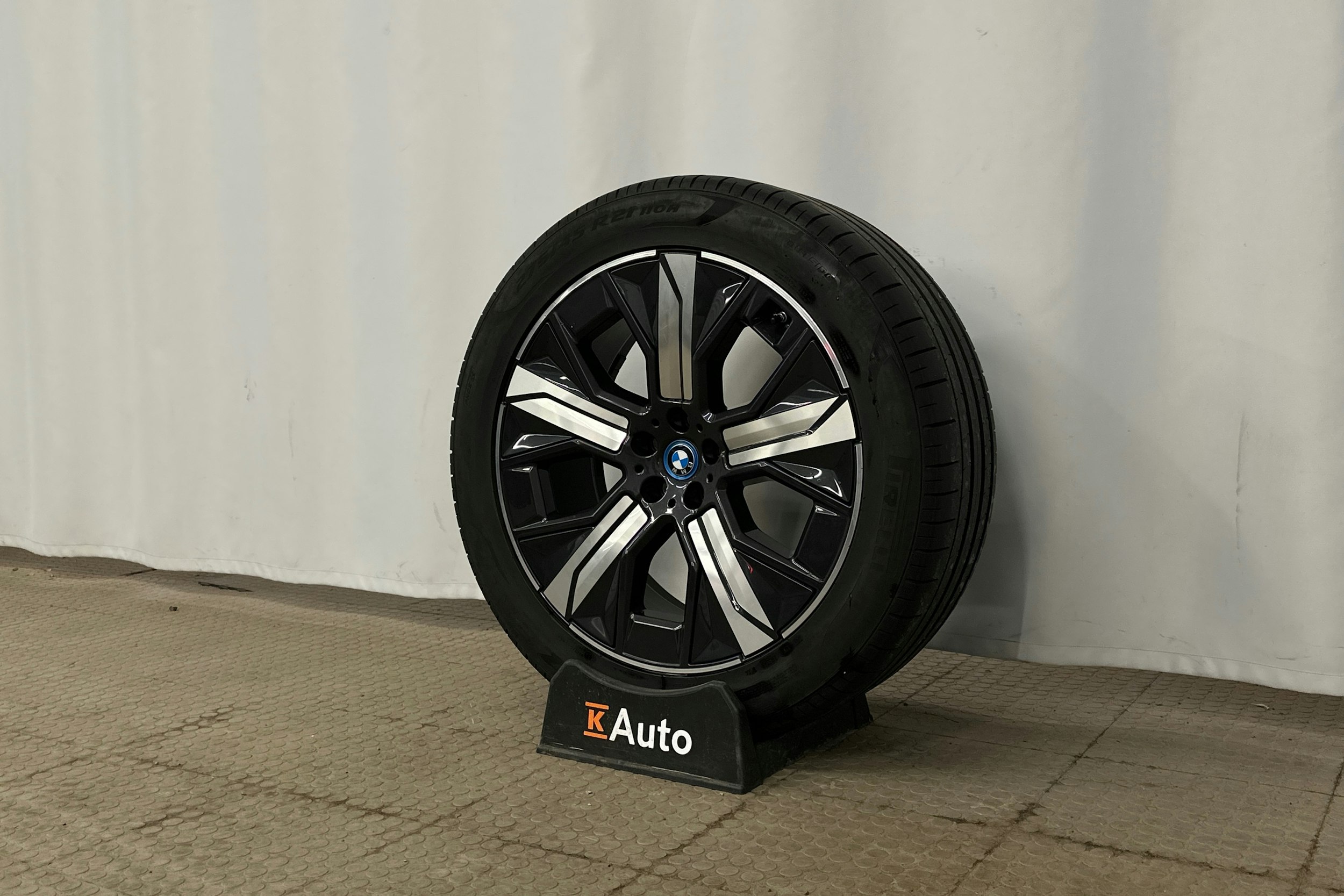 harmaa BMW iX 2023 kuva 13.