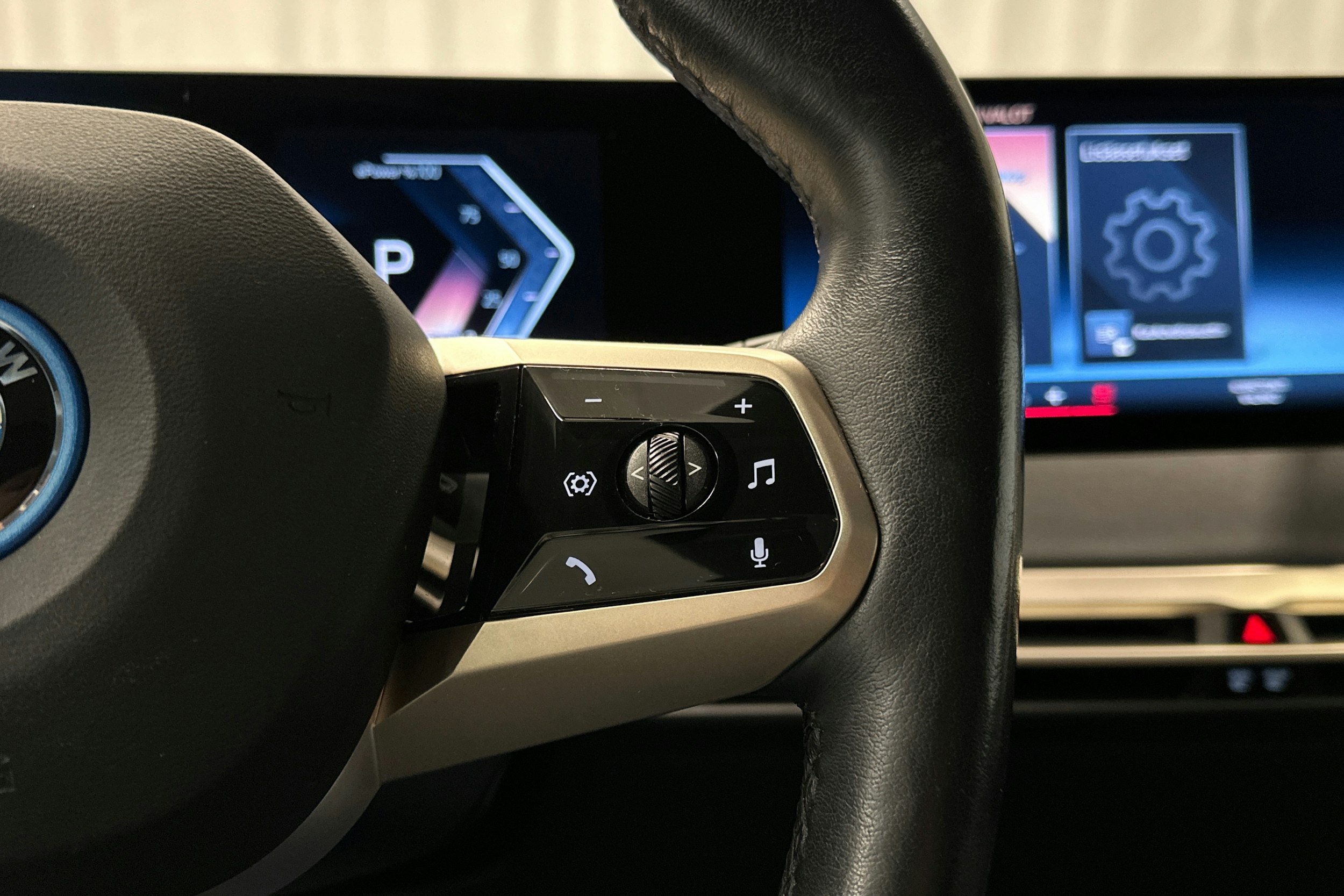 harmaa BMW iX 2023 kuva 15.