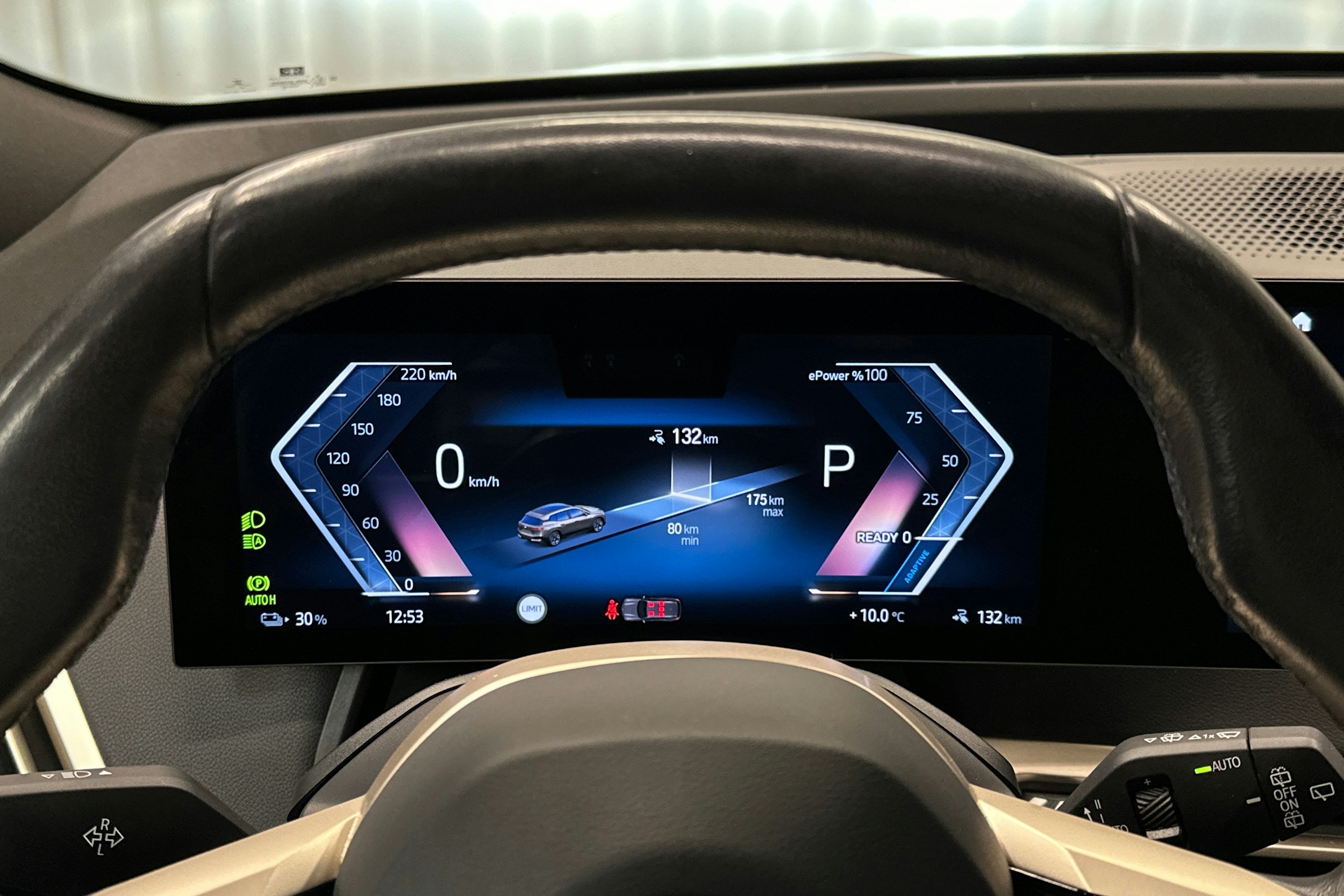 harmaa BMW iX 2023 kuva 16.