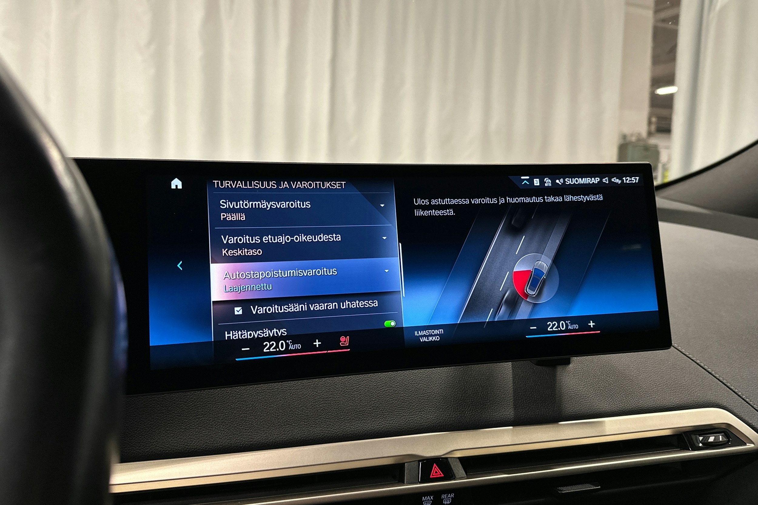 harmaa BMW iX 2023 kuva 24.