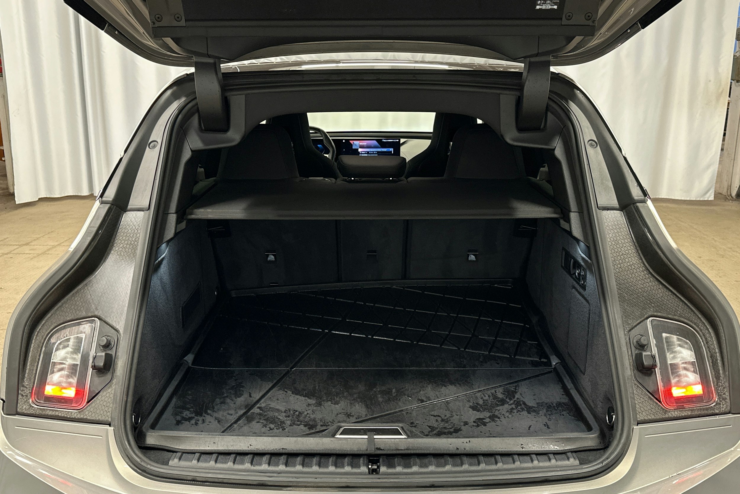 harmaa BMW iX 2023 kuva 34.