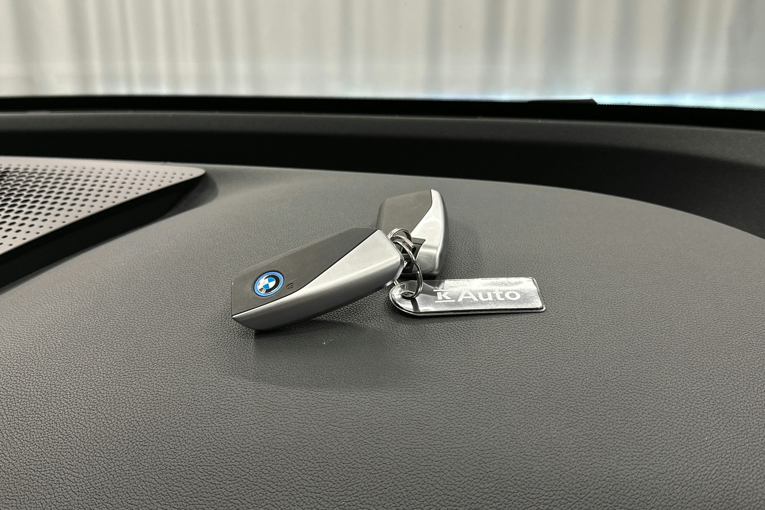 harmaa BMW iX 2023 kuva 37.