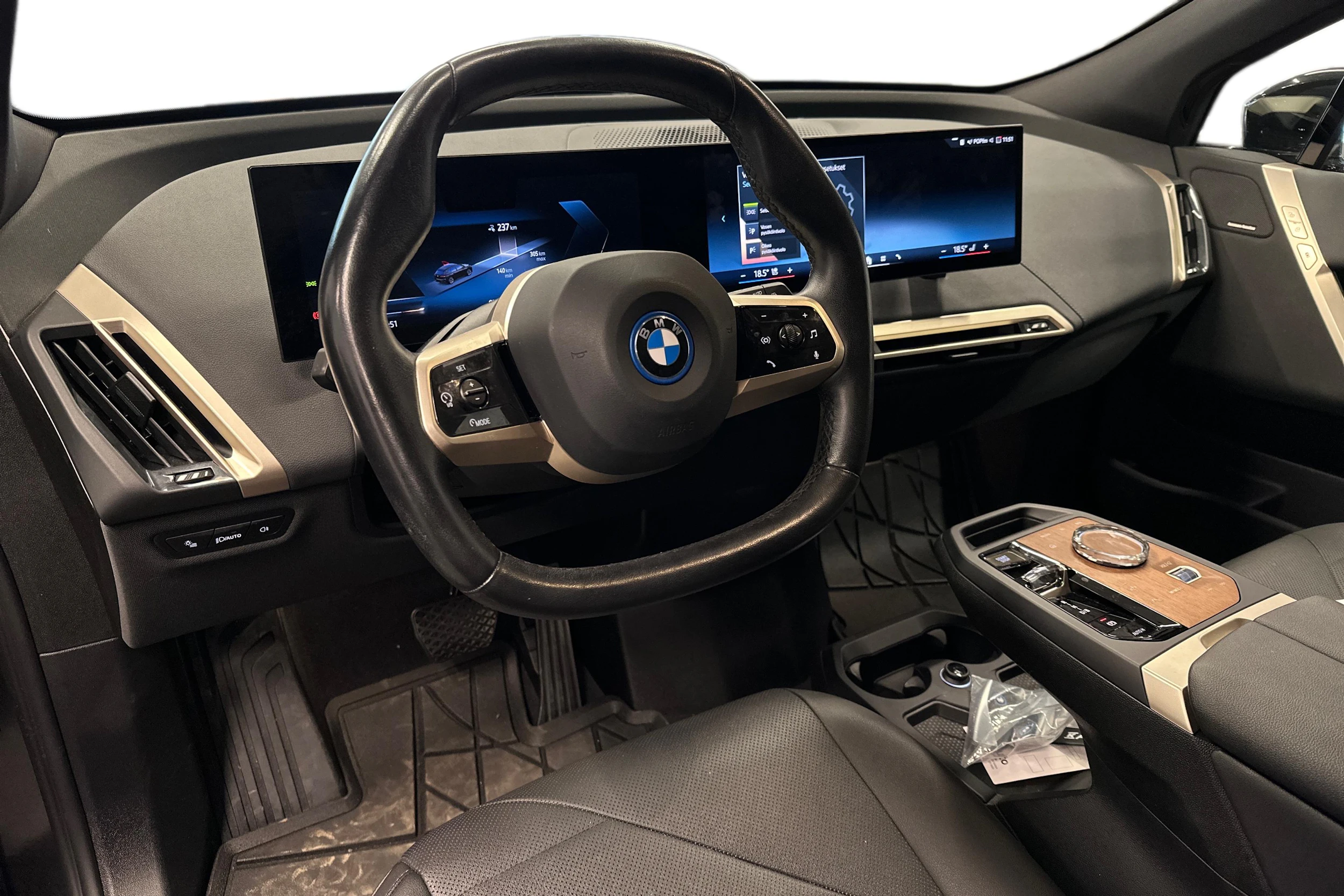 musta BMW iX 2023 kuva 3.
