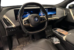 musta BMW iX 2023 kuva 3.