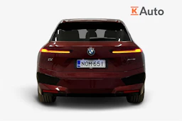 punainen BMW iX 2023 kuva 4.