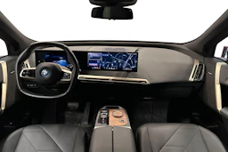 punainen BMW iX 2023 kuva 9.