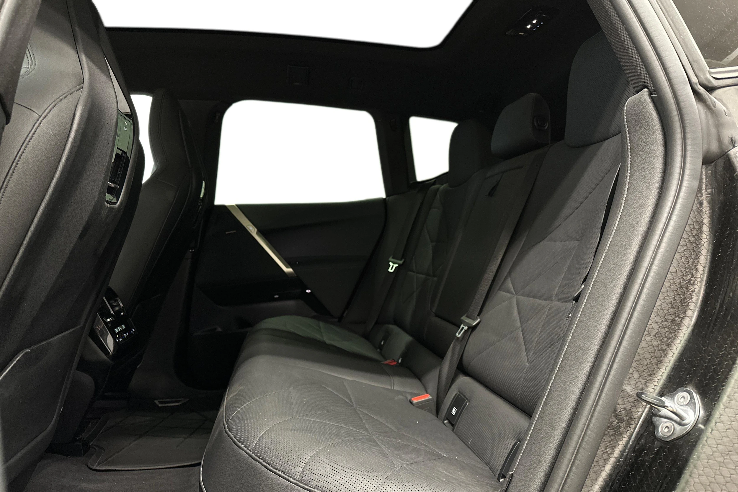 punainen BMW iX 2023 kuva 11.