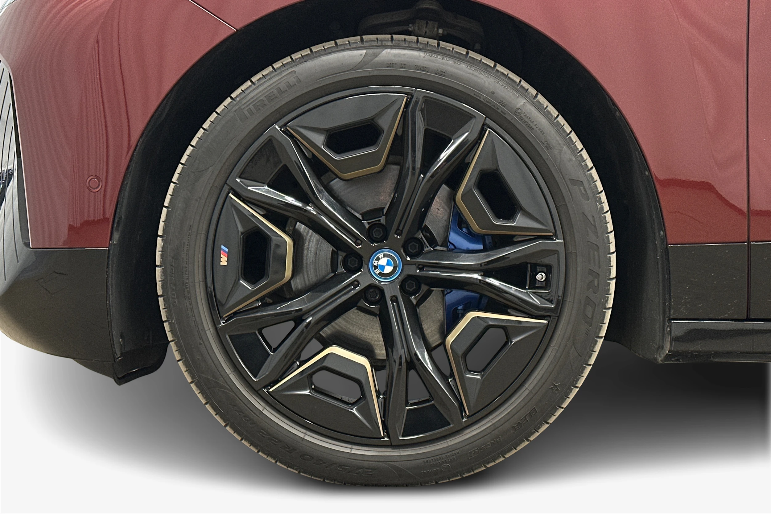 punainen BMW iX 2023 kuva 12.