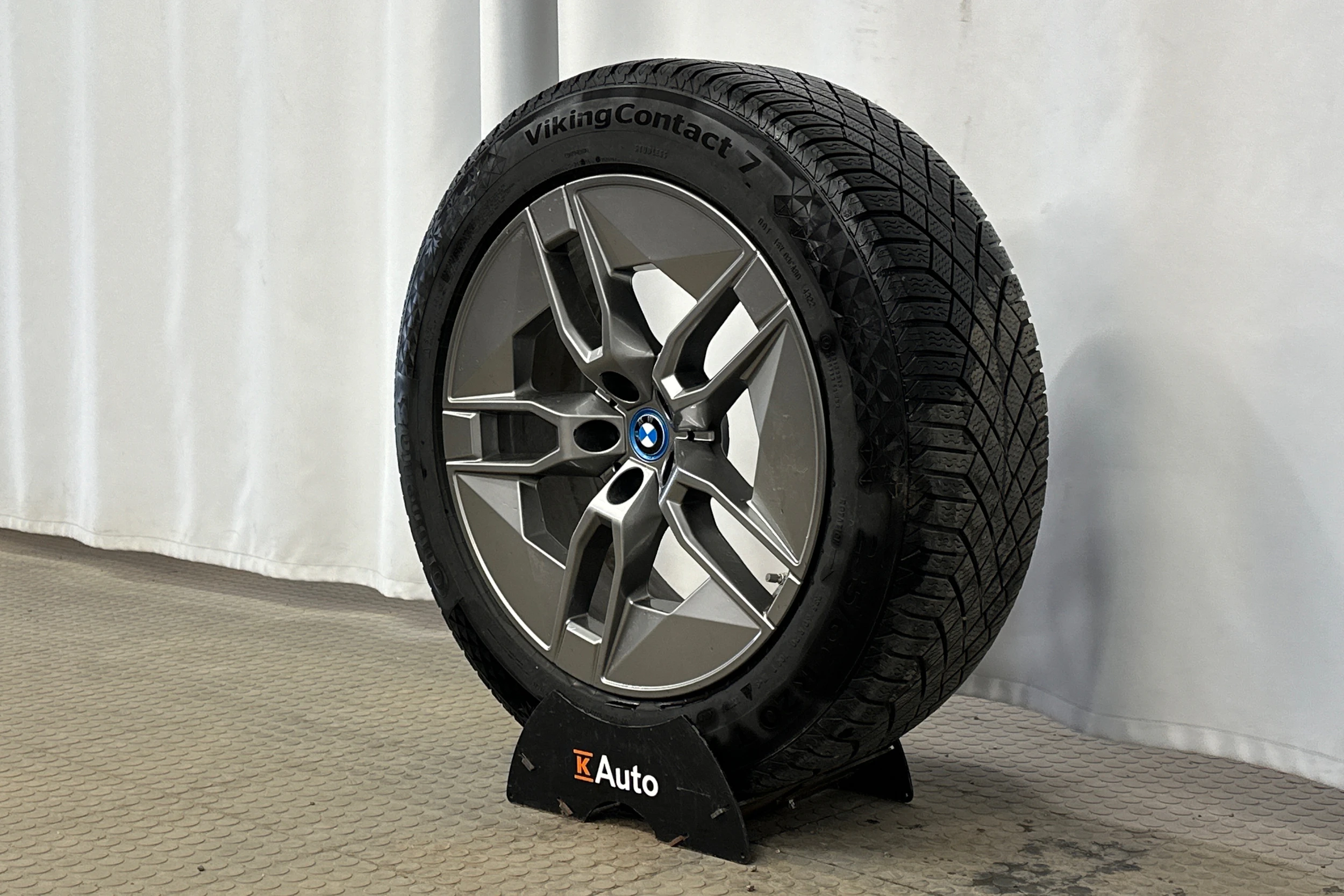 punainen BMW iX 2023 kuva 13.