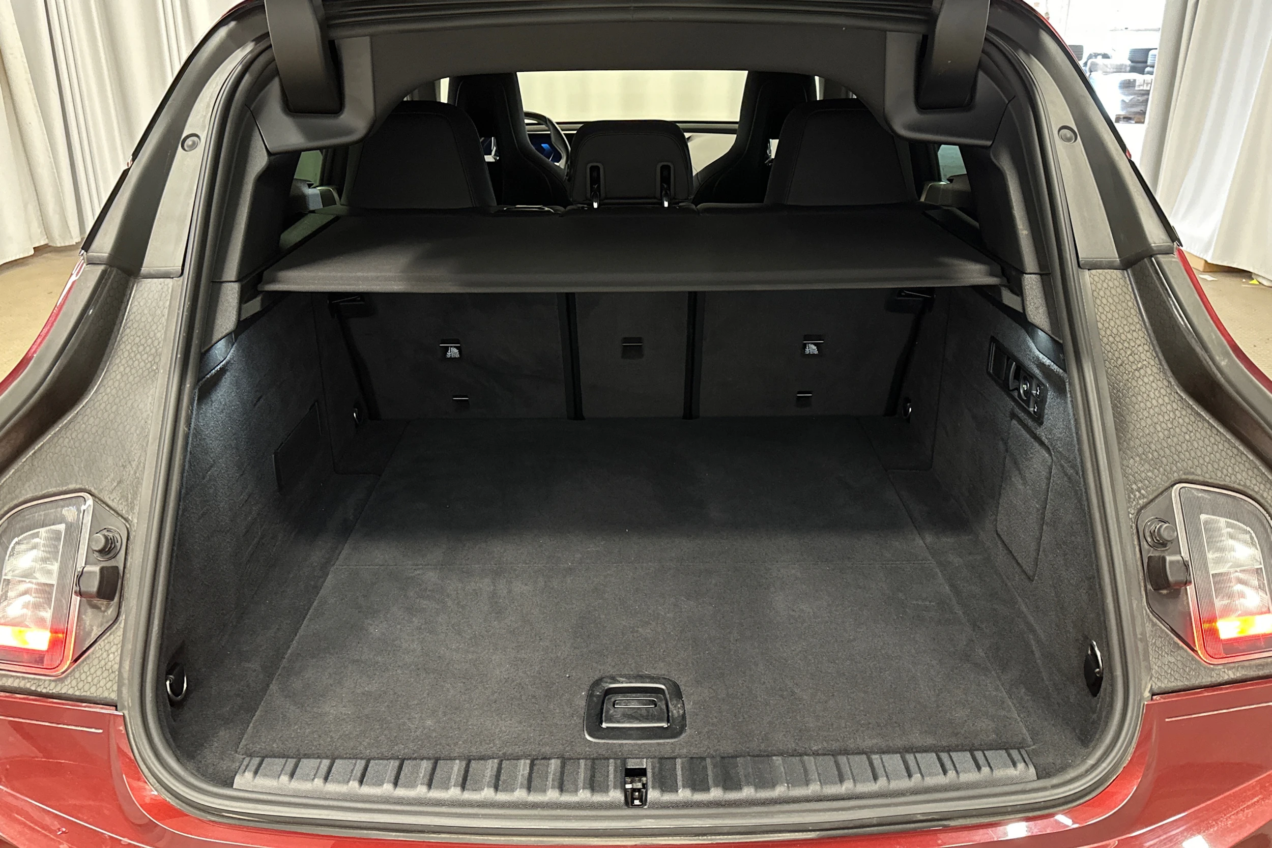 punainen BMW iX 2023 kuva 15.