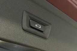 punainen BMW iX 2023 kuva 16.