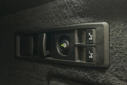 punainen BMW iX 2023 kuva 17.