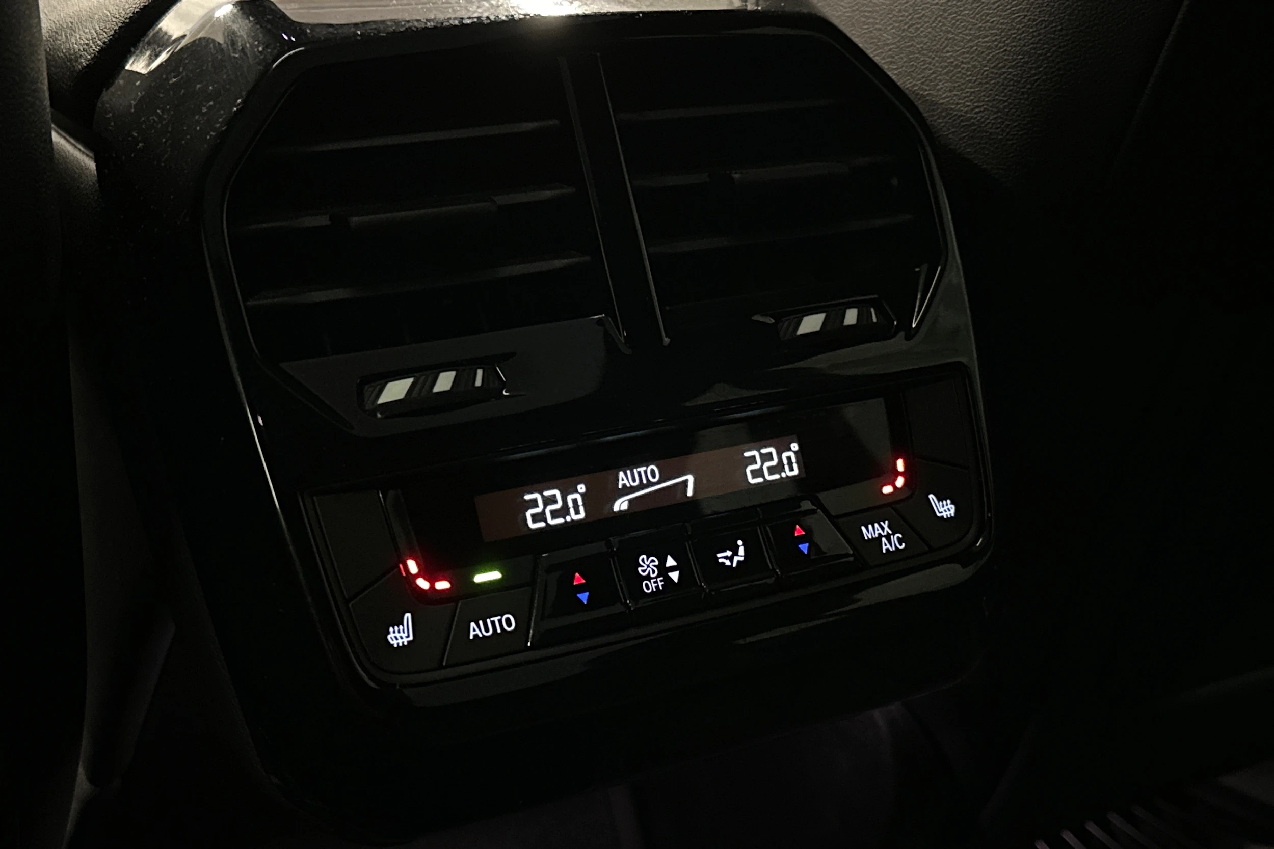 punainen BMW iX 2023 kuva 18.