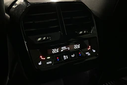 punainen BMW iX 2023 kuva 18.