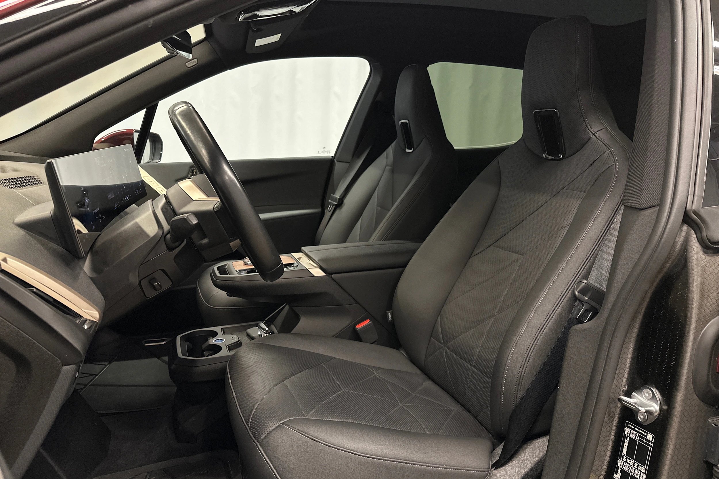 punainen BMW iX 2023 kuva 19.