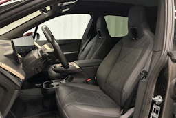 punainen BMW iX 2023 kuva 19.