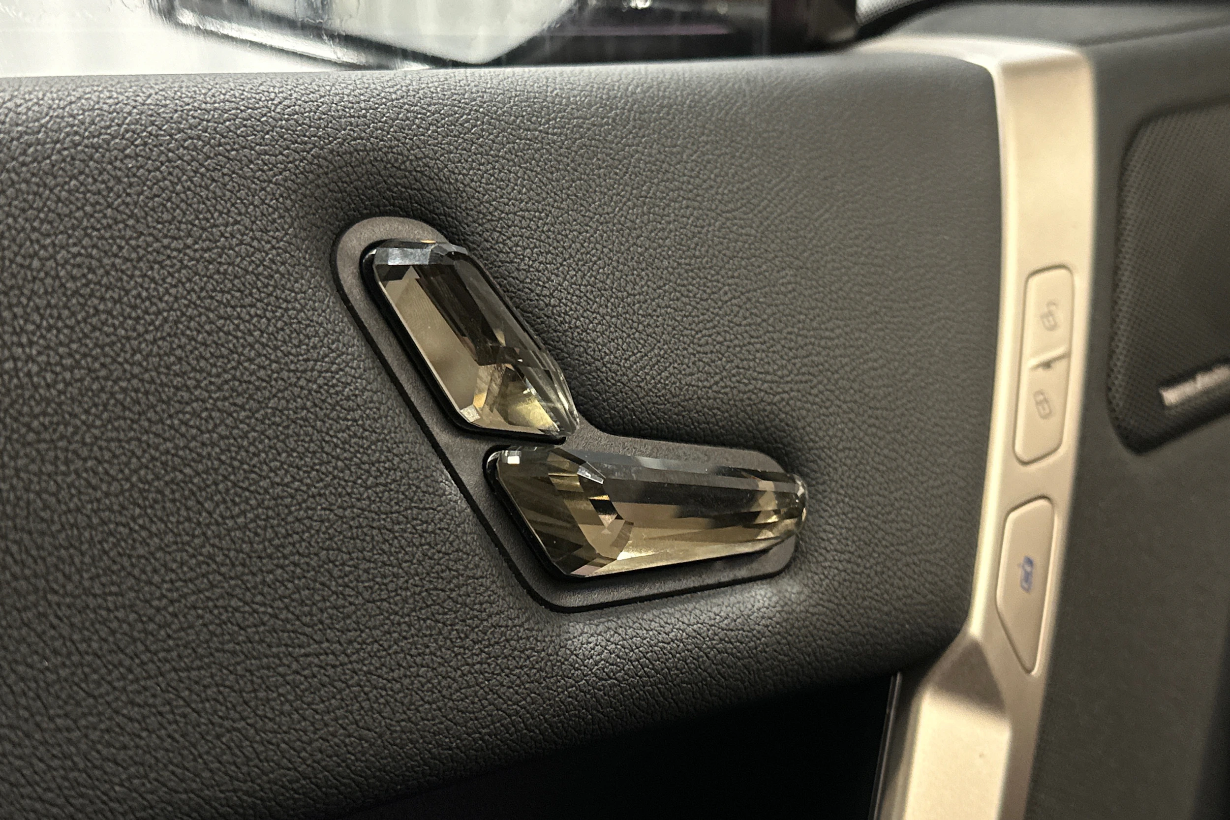 punainen BMW iX 2023 kuva 20.