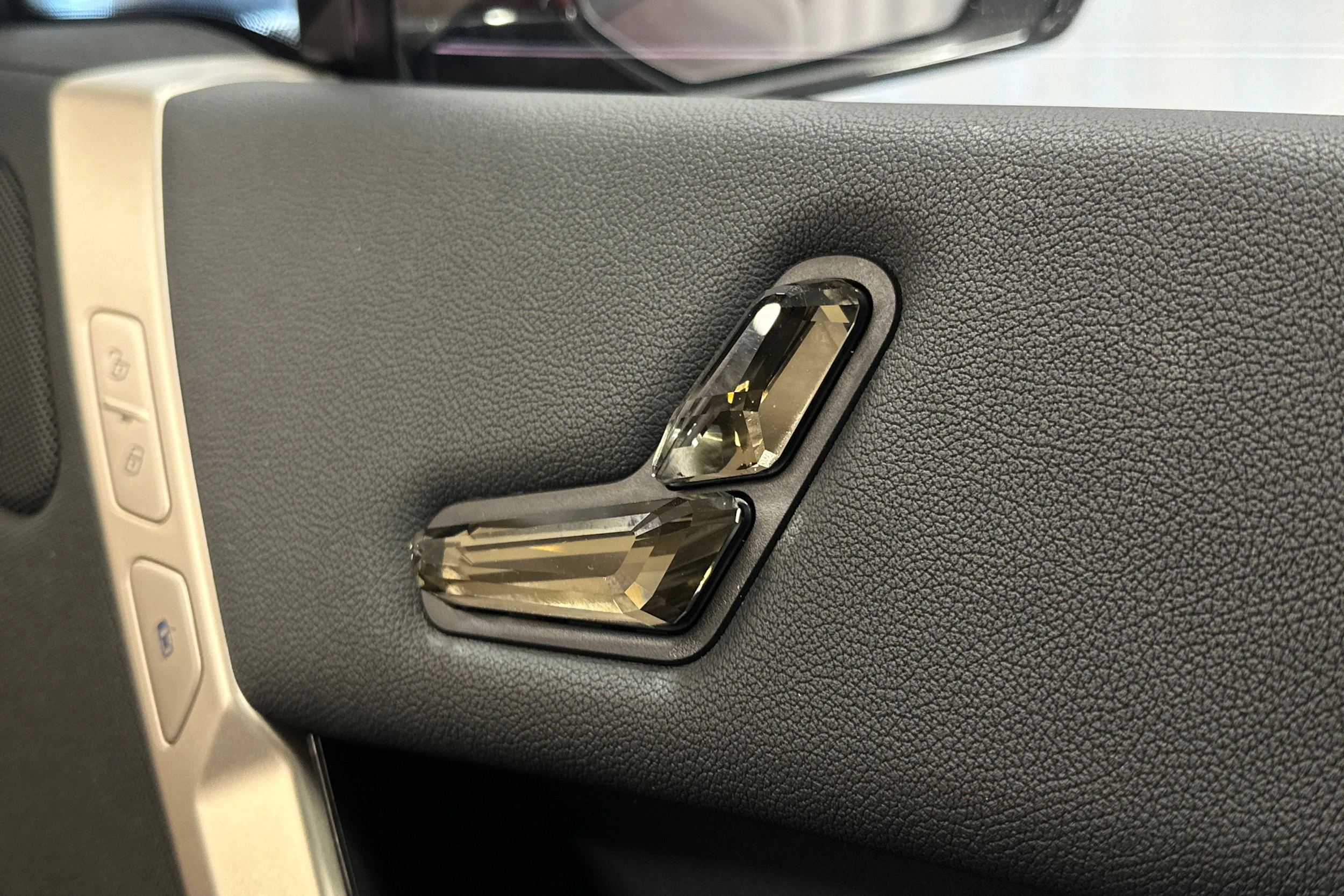 punainen BMW iX 2023 kuva 21.