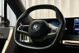 punainen BMW iX 2023 kuva 22.