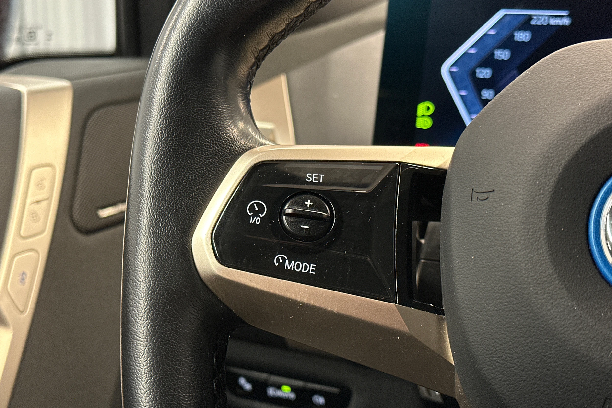 punainen BMW iX 2023 kuva 23.