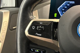 punainen BMW iX 2023 kuva 23.