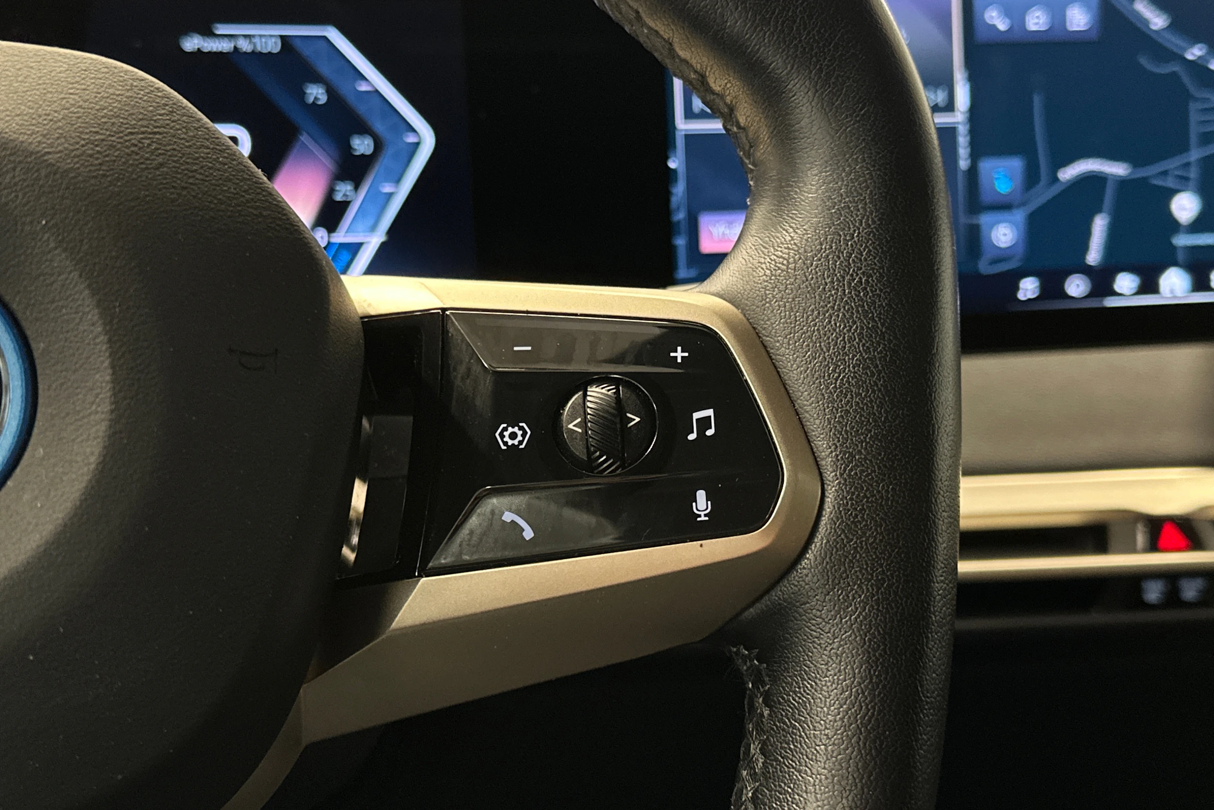 punainen BMW iX 2023 kuva 24.