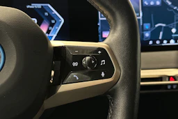 punainen BMW iX 2023 kuva 24.