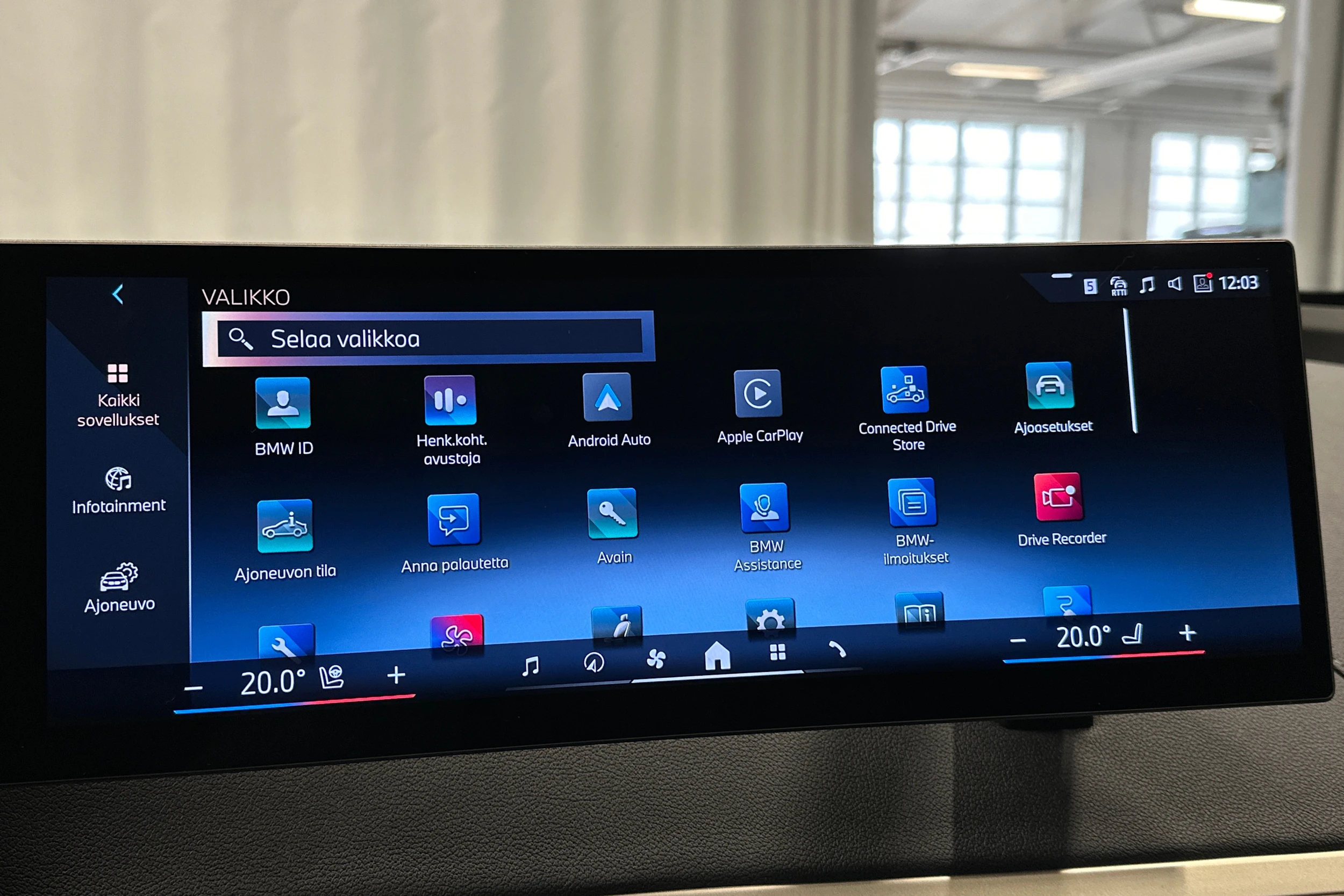 punainen BMW iX 2023 kuva 27.