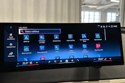 punainen BMW iX 2023 kuva 27.