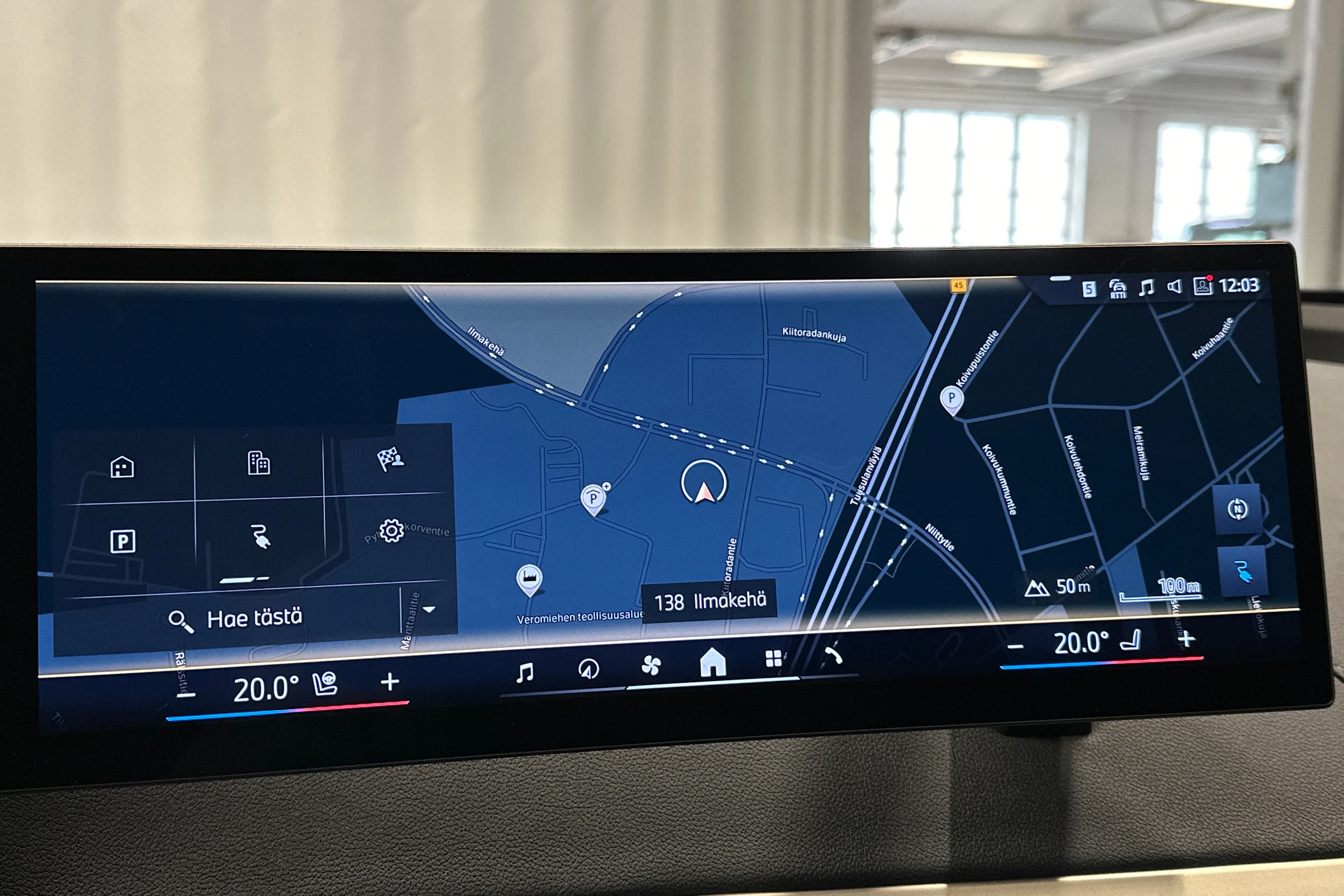 punainen BMW iX 2023 kuva 28.