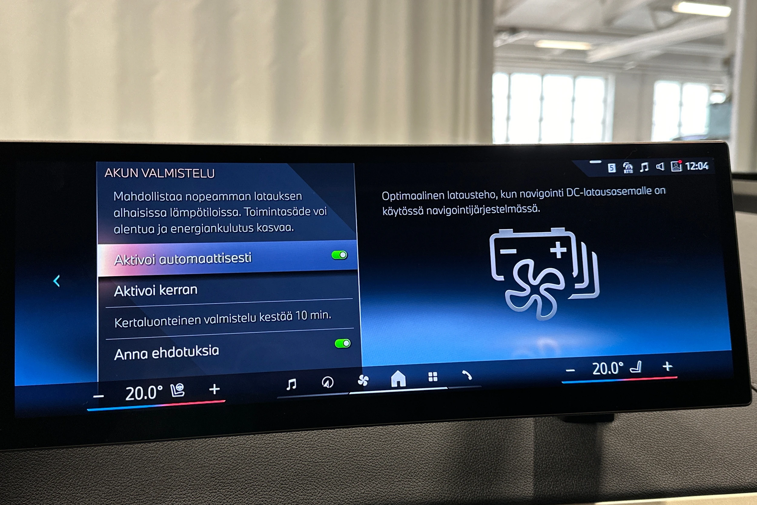 punainen BMW iX 2023 kuva 30.