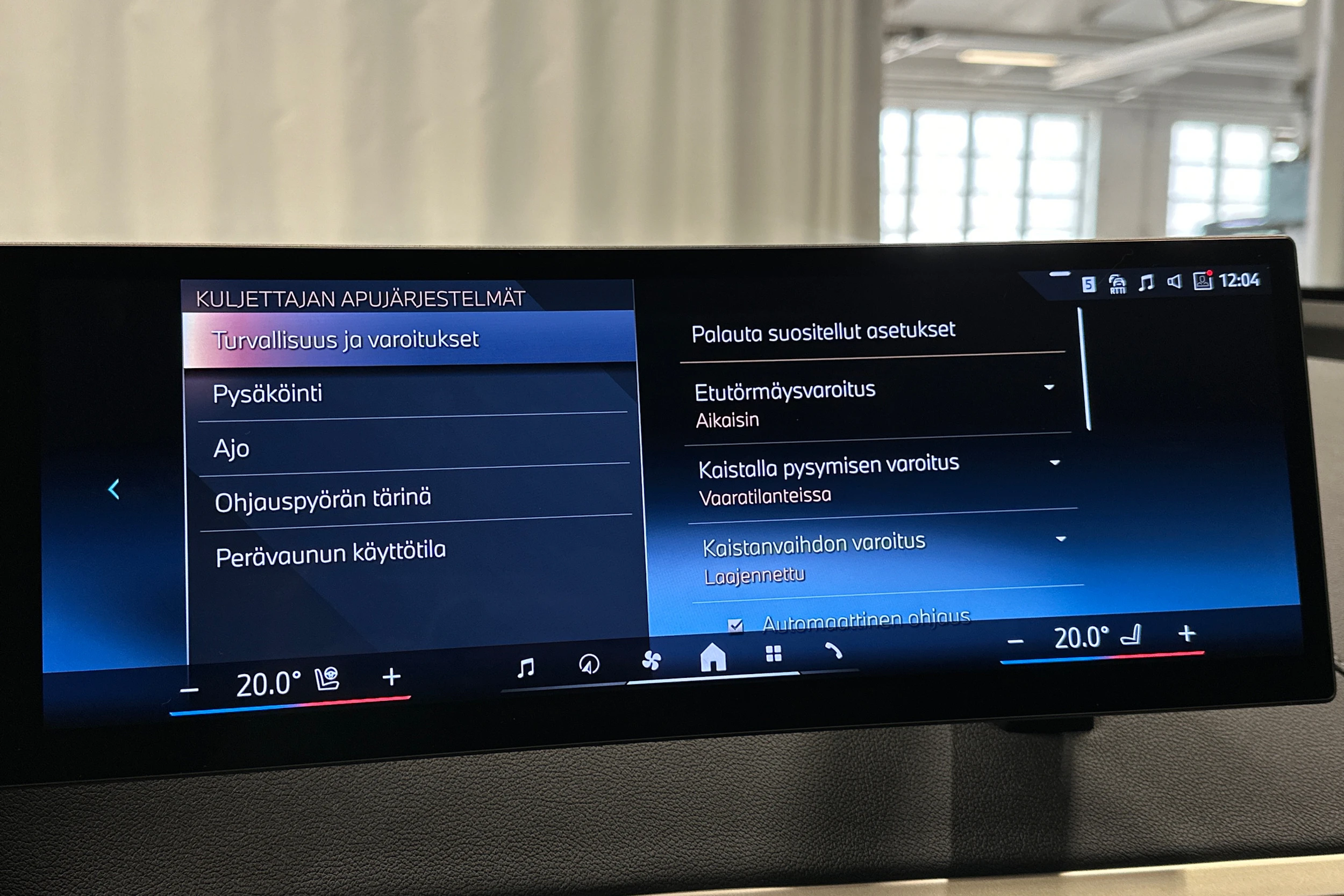 punainen BMW iX 2023 kuva 32.