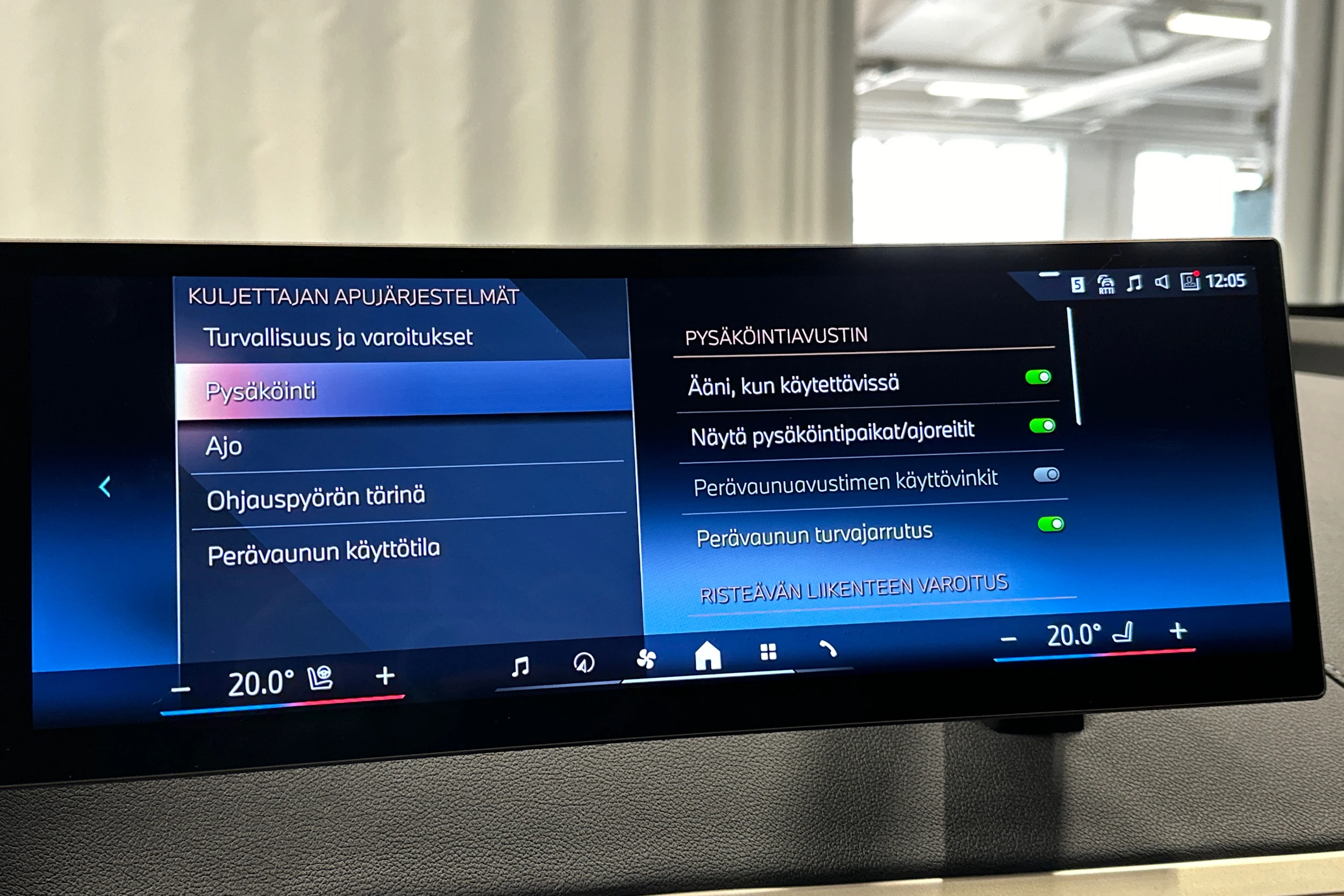 punainen BMW iX 2023 kuva 33.