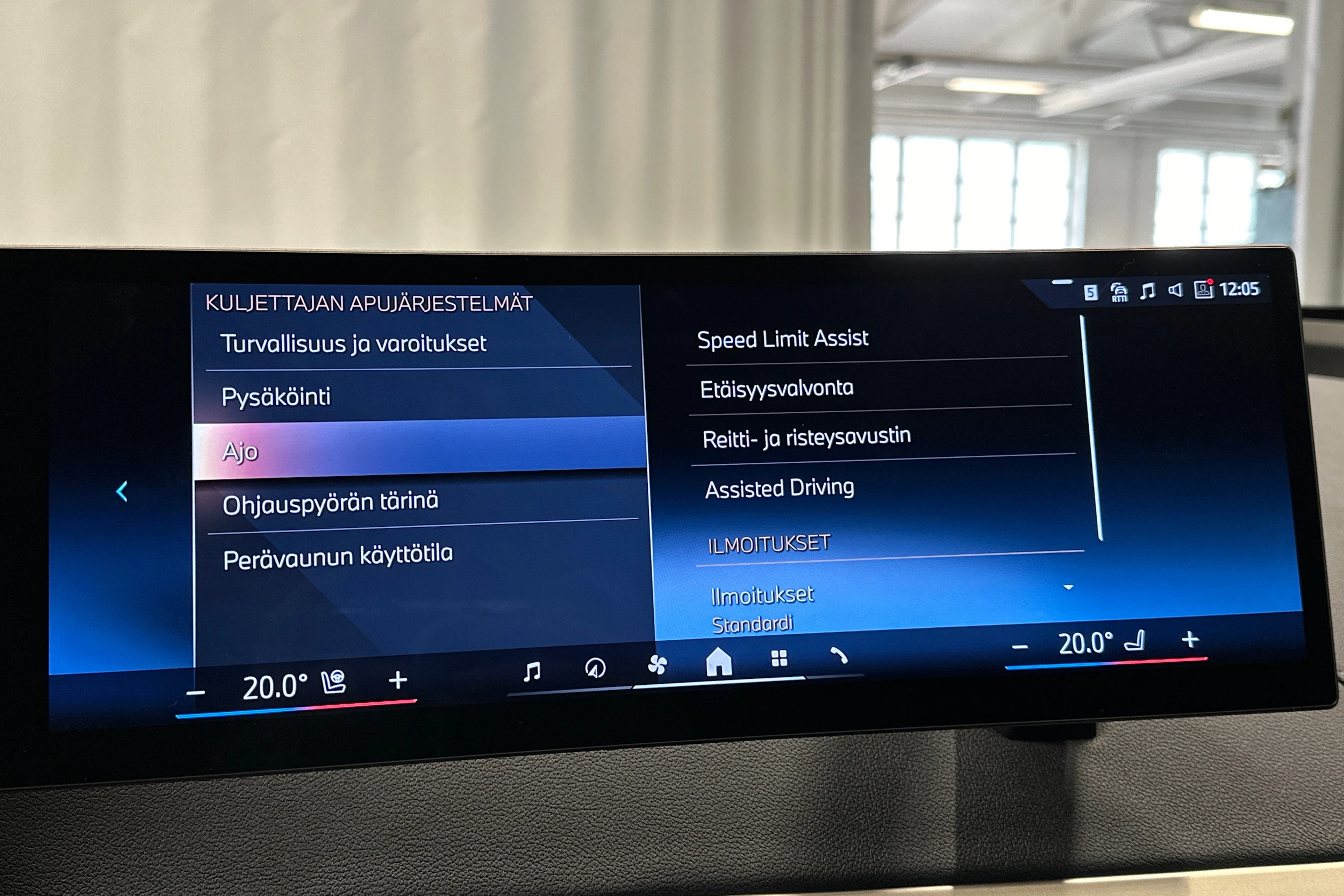 punainen BMW iX 2023 kuva 34.