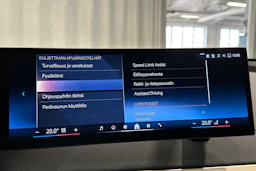 punainen BMW iX 2023 kuva 34.