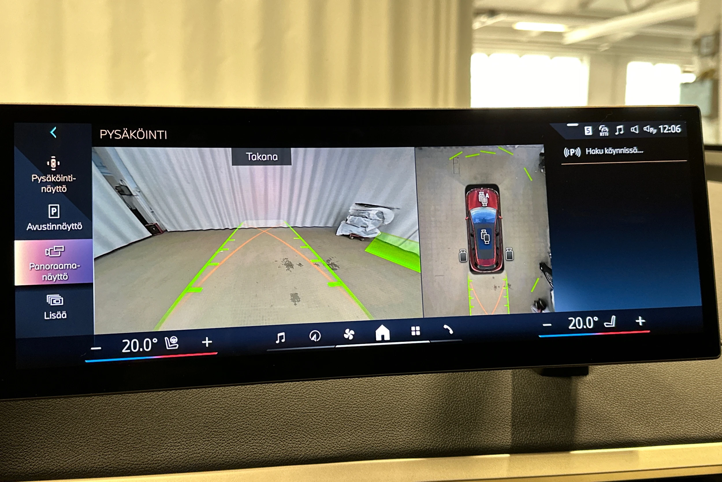 punainen BMW iX 2023 kuva 36.